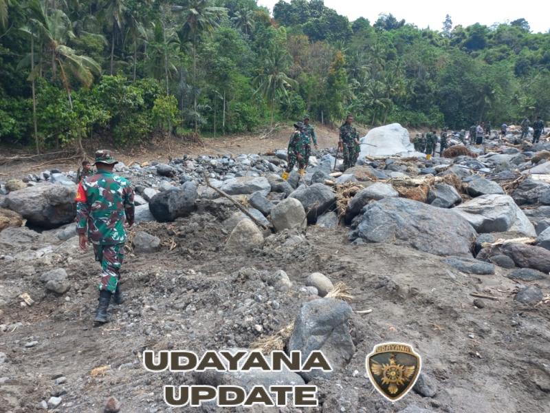 TNI Bersama Tim Gabungan Intensif Lanjutkan Pencarian Korban Banjir Bandang di Sawu