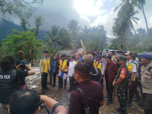 Dandim 1625/Ngada Dampingi Menteri PUPR Tinjau Lokasi Banjir Bandang di Mauponggo