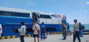 Pemantauan Transportasi Laut, Babinsa Pastikan Situasi Pelabuhan Ba’a Aman dan Lancar