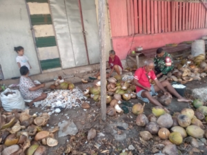 Babinsa Dampingi Usaha Kopra Warga Binaan, Dorong Produktivitas dan Kesejahteraan