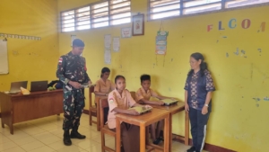 Program MBG di Rote Ndao: Babinsa Pastikan Distribusi Makanan Bergizi Berjalan Lancar