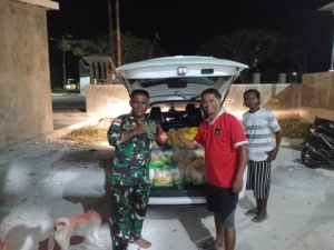 Babinsa Rote Ndao Antar Beras SPHP ke Warga Pesanan Malam Hari