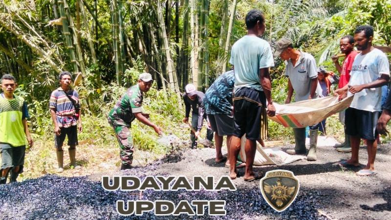 Babinsa Koramil Bajawa Dampingi Pembuatan Jalan Tani di Desa Masumeli