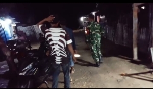 Babinsa Aesesa Gelar Patroli Malam di Desa Marapokot Jaga Kamtibmas