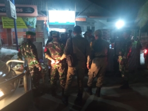 Wujud Kepedulian TNI, Koramil 1608-04/Woha Patroli Siskamling Demi Keamanan Masyarakat