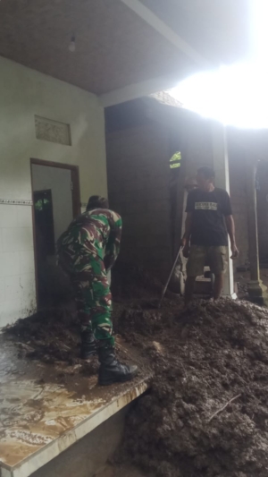 Babinsa 1623-04/Sidemen sigap bantu warga tangani material longsor.