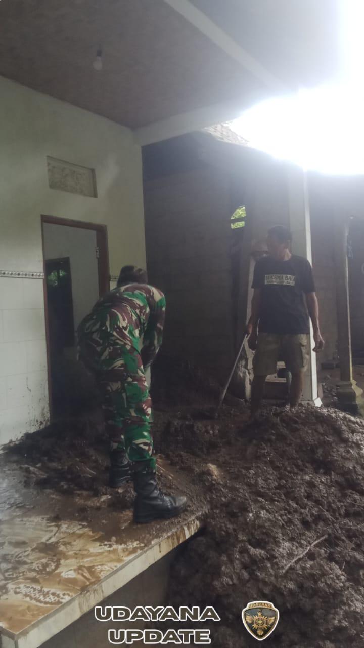 Babinsa 1623-04/Sidemen sigap bantu warga tangani material longsor.