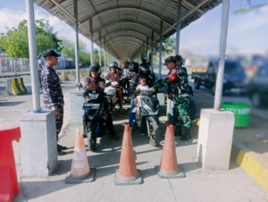 Babinsa Desa Senayan Laksanakan Pengamanan di Pelabuhan Poto Tano