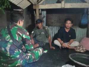 Babinsa Koramil 1628-02/Sekongkang Gelar Patroli Malam Ajak Warga Jaga Kamtibmas