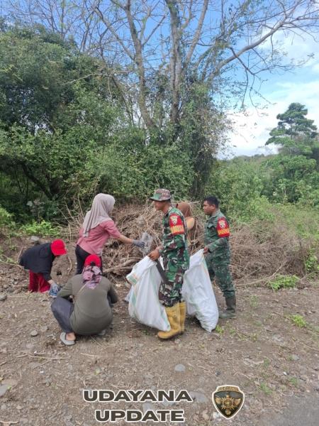 Babinsa Desa Kemuning Ajak Warga Gelar Gotong Royong Bersihkan Jalan Utama dan Lapangan Sepak Bola