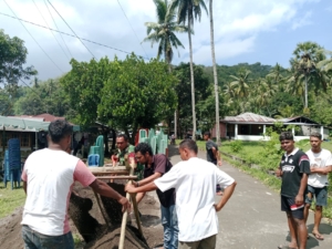 Babinsa Kodim 1602/Ende Bantu Warga Bangun Tembok Kuburan di Desa Rukuramba