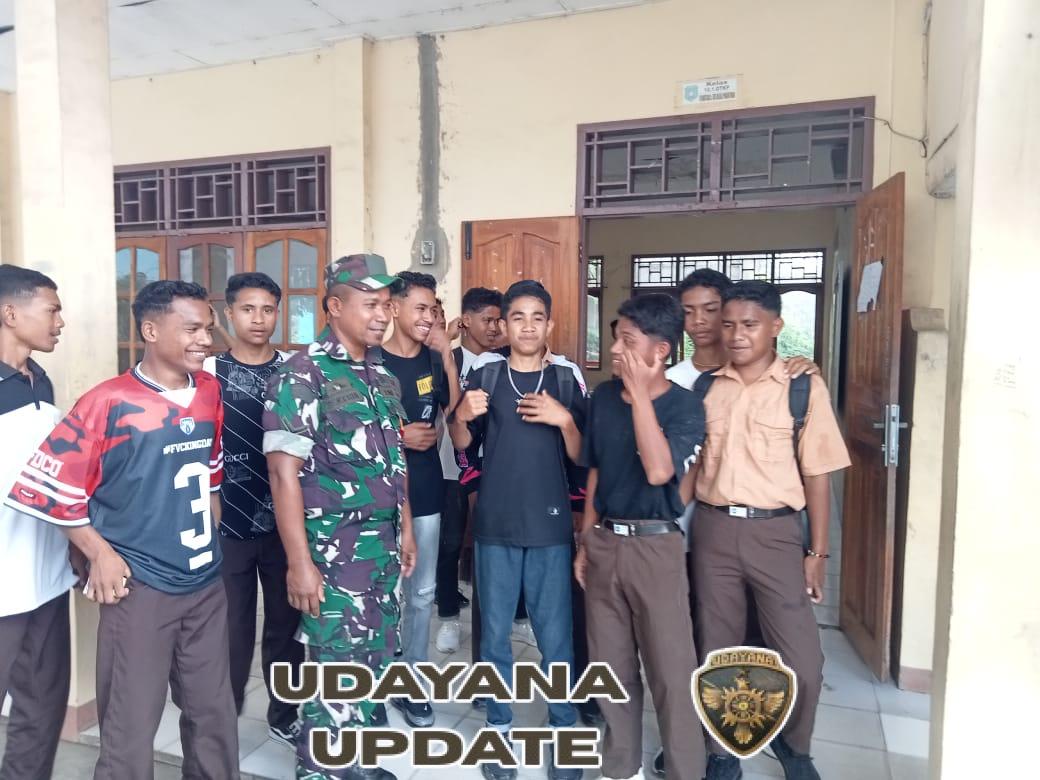 Babinsa Kodim 1602/Ende Ajak Siswa SMKN 1 Ende Jaga Keamanan Sekolah