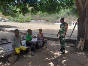 Babinsa Koramil 1602-04/Maurole Tingkatkan Komsos dan Keamanan Wilayah di Desa Pise