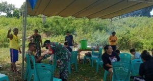 Babinsa Sertu David Bullen Bantu Warga Tuabolok Siapkan Acara Ulang Tahun