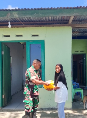 Babinsa Rote Timur Salurkan Beras SPHP Lewat Program Gerakan Pangan Murah