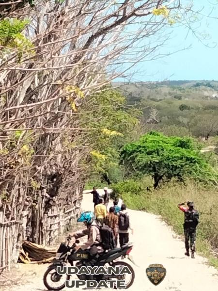 Babinsa Ba’a Dampingi Petani Bahas Aturan Pagar Sawah di Kompleks Lela