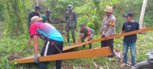 Babinsa Koramil 1628-02/Sekongkang Ajak Warga Gotong Royong Dukung Akses Wisata Air Terjun Perpas