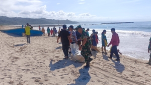 Sambut HUT TNI ke-80, Kodim 1613 Gelar Karya Bakti Bersih Pantai di Desa Rua