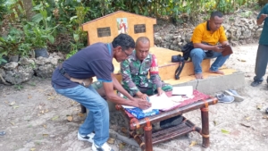 Babinsa SoE Dampingi Warga Desa Kuatae dalam Proses Relokasi Pasca Longsor