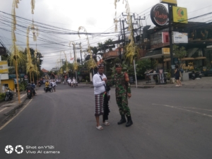 Babinsa Ubud Bersama Pecalang Amankan Upacara Ngiring Sesuhunan di Pura Dalem Padangtegal