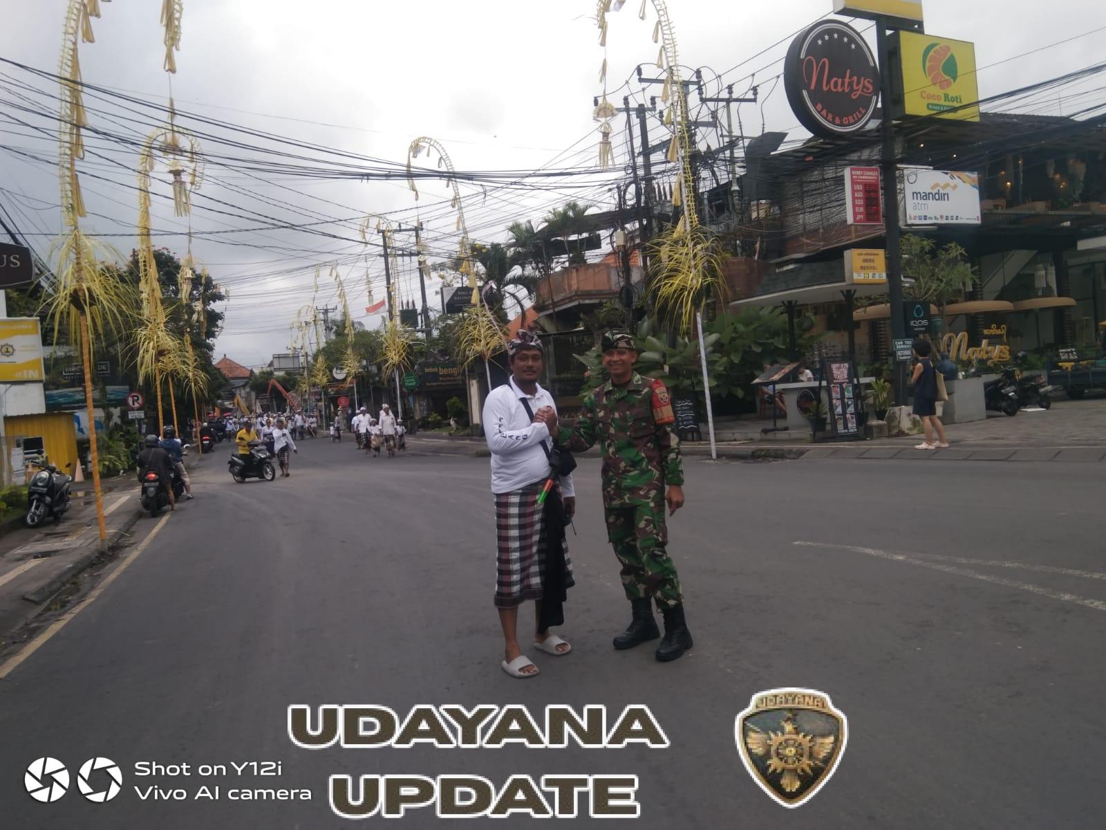 Babinsa Ubud Bersama Pecalang Amankan Upacara Ngiring Sesuhunan di Pura Dalem Padangtegal