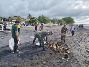 Dandim Klungkung Kerahkan Personel Sukseskan Aksi Bersih Sampah Plastik World Cleanup Day Indonesia 2025