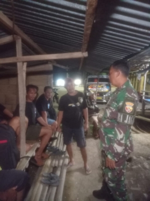Babinsa Koramil 1628-04/Poto Tano Gelar Patroli Malam, Wujud Kepedulian Terhadap Kamtibmas