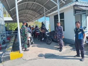 Babinsa Koramil 1628-04/Poto Tano Laksanakan PAM di Pelabuhan Penyeberangan