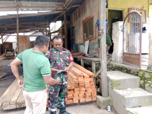 Babinsa Koramil 1602-01/Ende Bantu Pemilihan Kayu untuk Rehabilitasi Sekolah di Desa Emburia