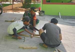 Babinsa Koramil 1602-01/Ende Aktif Jaga Keamanan dan Bantu Warga di Kelurahan Mautapaga