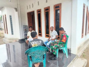 Babinsa Wolowaru Intensifkan Komsos dan Pamwil di Desa Fatamari untuk Jaga Keamanan