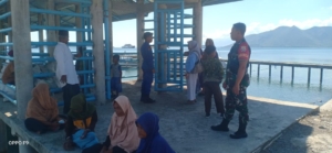 Babinsa Poto Tano Gelar Komsos, Ajak Warga Jaga Kamtibmas.