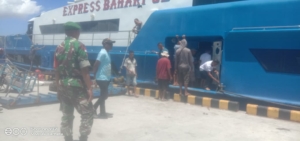 Patroli Koramil 1627-01/Baa, TNI Kawal Aktivitas Transportasi Laut di Pelabuhan Ba’a