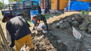 Babinsa Maurole Turun Tangan Bantu Warga Bangun Rumah di Desa Maurole Selatan