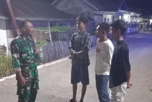 ‎Koramil 1607-12/Moyo Hilir Gelar Patroli Malam, Babinsa Ajak Warga Tingkatkan Siskamling