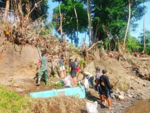 Babinsa Guwang Ajak Warga Bersihkan Sungai Beji Demi Cegah Banjir