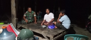 Babinsa Koramil 1628-02/Sekongkang Gelar Patroli Malam, Ajak Warga Jaga Kamtibmas