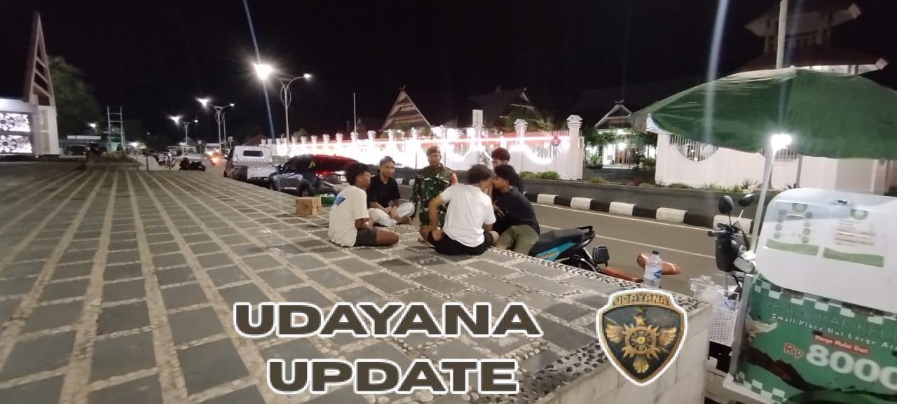 Babinsa Koramil 1628-01/Taliwang Gelar Patroli Malam, Ajak Warga Jaga Kamtibmas