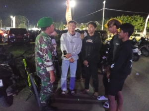 Babinsa Koramil 1628-05/Jereweh Gelar Patroli Malam, Ajak Warga Jaga Kamtibmas