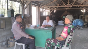 Babinsa Bengkala (Pelda Dewa Kt Darmaedi) jalin Kedekatan bersama Warga Binaan bersama pemilik penggilingan padi di Desa Bengkala.