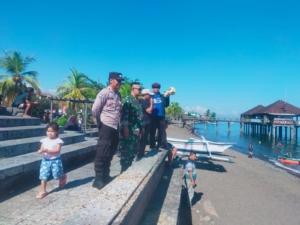Gelombang Kebersamaan, Babinsa Hadir Amankan Lomba Bonangan dan Kanu di Pantai Pelabuhan Tua