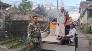 TNI Hadir Ditengah Masyarakat, Babinsa Akah Sikseskan Upacara Mekiis