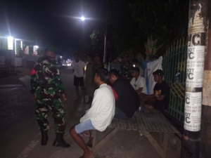 Tim Patroli Koramil dan Linmas Pantau Lokasi Tongkrongan Anak Muda di Desa Ntori