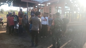 Babinsa Desa Lamunga Pimpin Gotong Royong Bersihkan Rumah Warga Korban Kebakaran