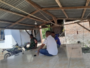 Babinsa Koramil 1602-04/Maurole Jalin Kedekatan dengan Warga Lewat Komsos di Desa Rangalaka