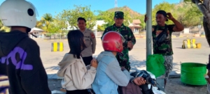 Babinsa Kokarlian Laksanakan Pengamanan di Pelabuhan Poto Tano