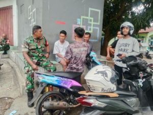 Babinsa Ende Utara Aktif Laksanakan Komsos dan Pamwil di Kelurahan Kotaratu