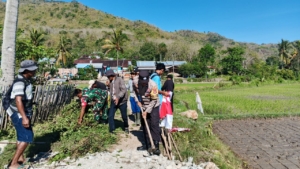Babinsa Kelurahan Menala Gelar Gotong Royong Bersama Petani, Sambut Kunjungan Gubernur NTB
