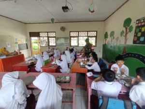 Babinsa Seteluk Tengah Dampingi Kegiatan Makan Sehat Bergizi di SDN 2 Seteluk