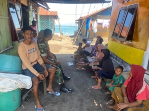 Babinsa Kodim 1602/Ende Jalin Komsos dan Pamwil di Desa Rourangga, Wujudkan Kemanunggalan TNI-Rakyat